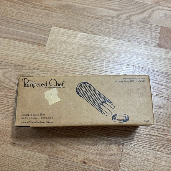 Pampered Chef Scalloped Bread Tube NEW Metal 1565 Silver - Picture 2 of 3